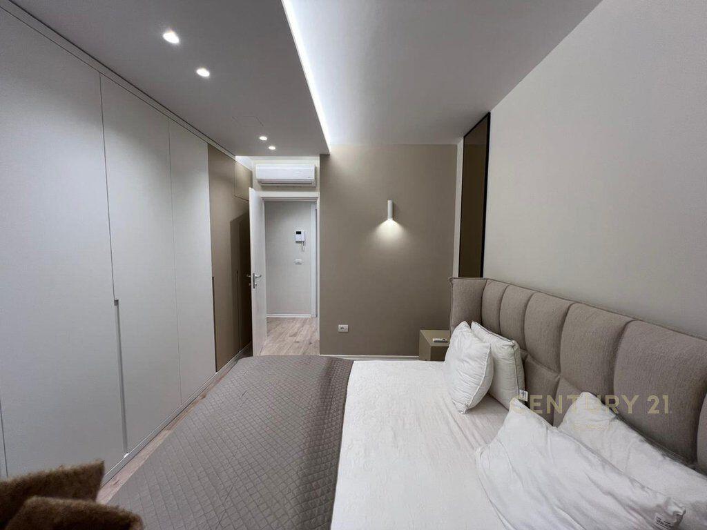 Apartament 1+1 + post parkimi ne rrugen e Barrikadave, prane Qendres!