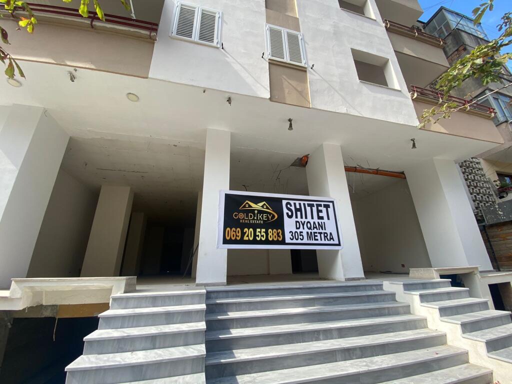 Shitet Dyqan Ngjitur me Policine Durres