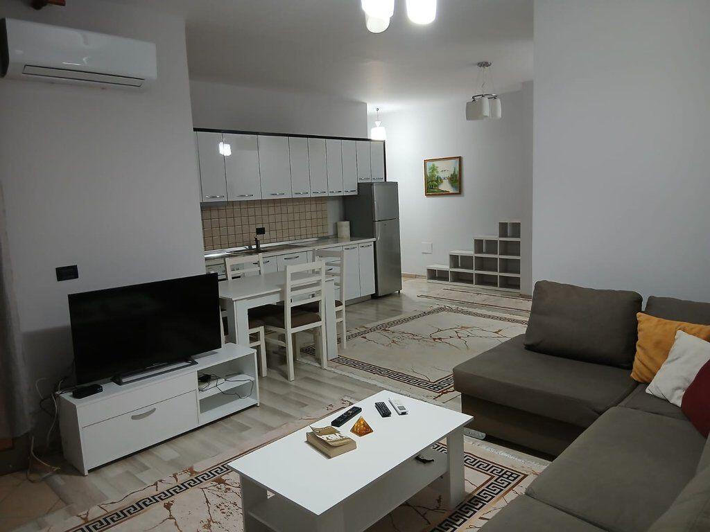 Apartament modern 2+1 me pamje dhe mobilim bashkëkohor në qendër të Tiranës – 700€/muaj