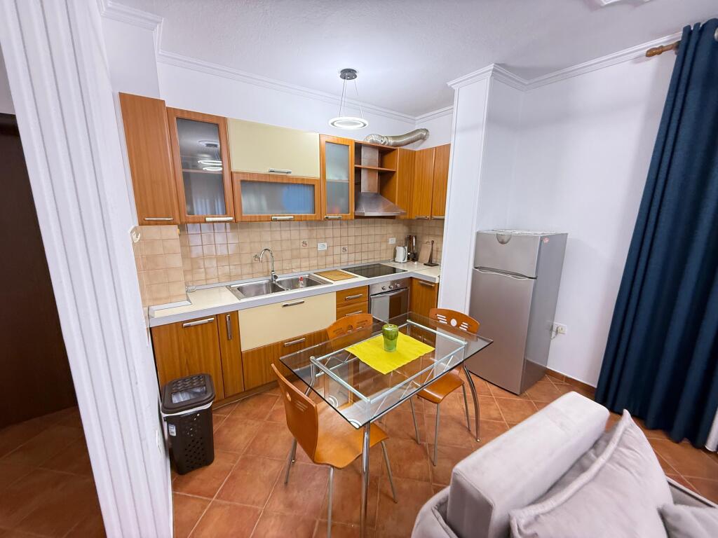 🏠 Appartamento 1+1 in affitto 📍 Zona: Myslym Shyri, Tirana 🏢 Piano: 8 (con ascensore) 💶 Prezzo: 550 € / mese