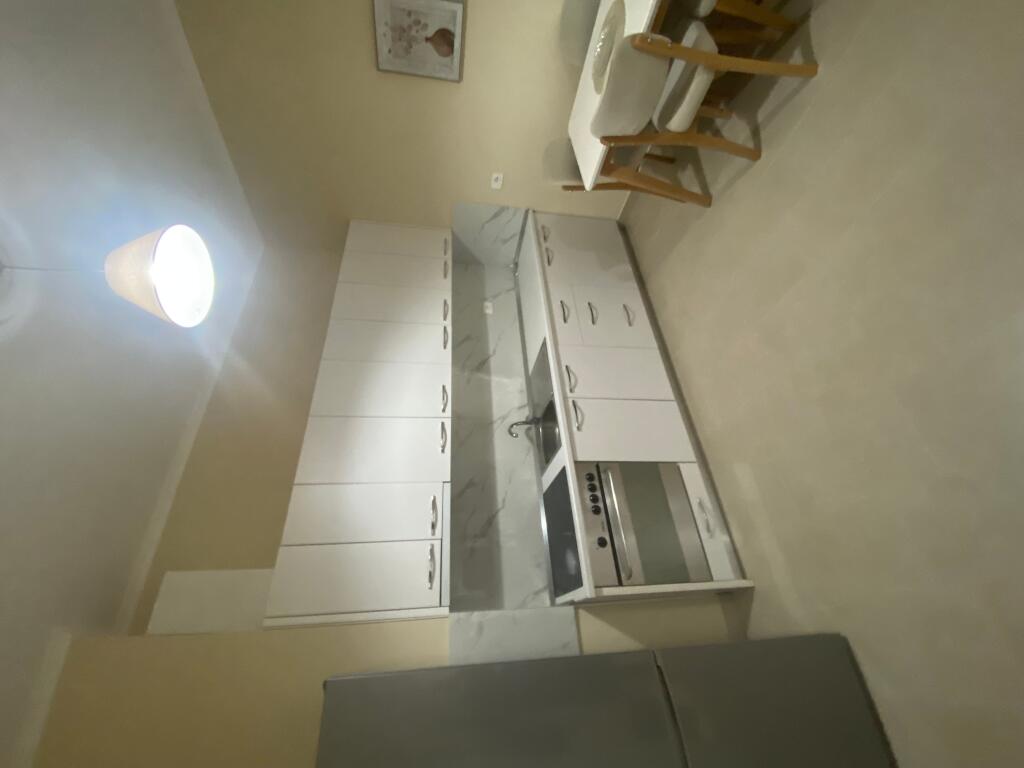 1+1,i mobiluar afer square 21,policia bashkiake,650 euro