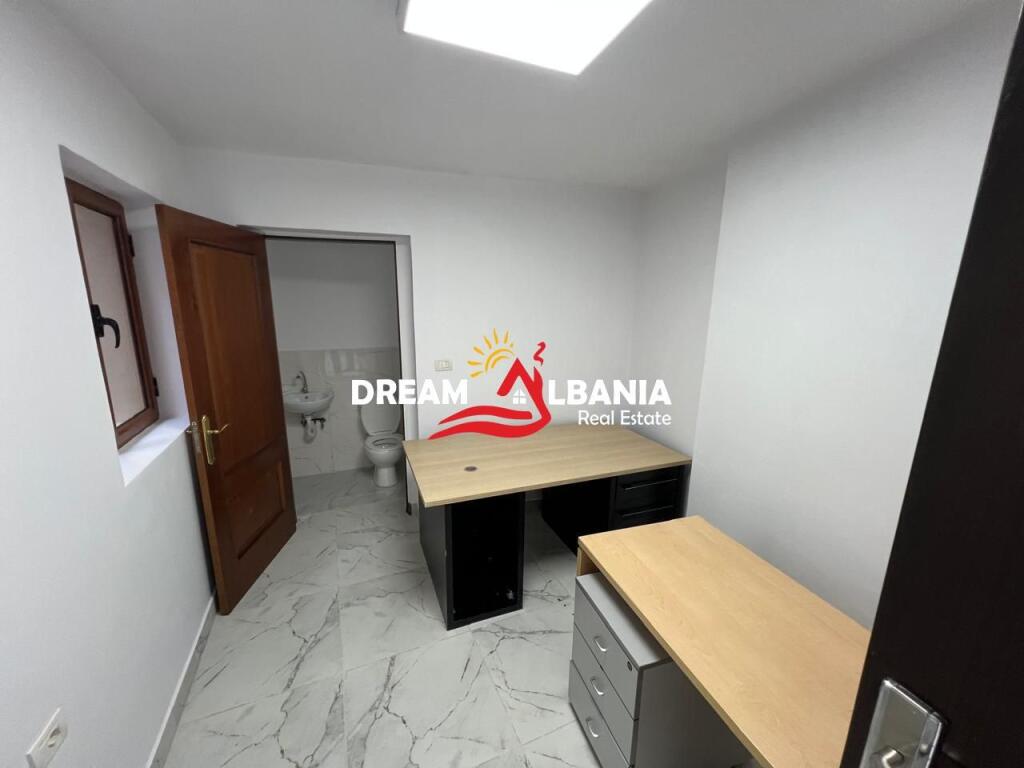 Ufficio in affitto in via Fortuzi, vicino alla scuola “Jeronim De Rada” a Tirana (ID 42611258)