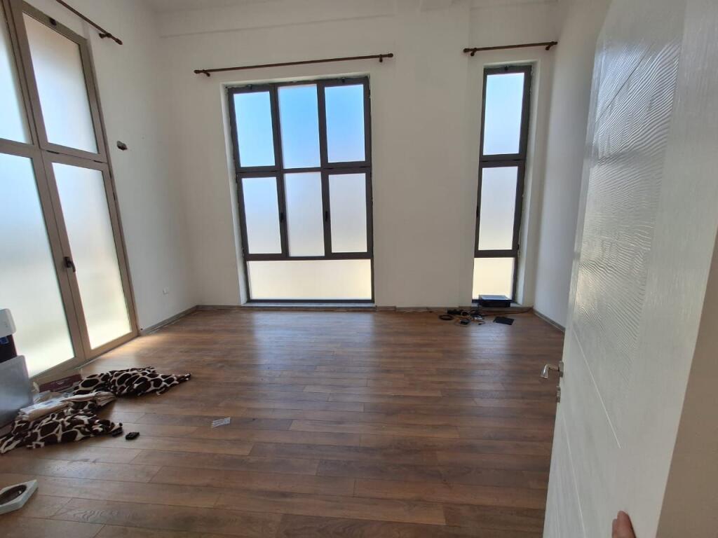 Locale commerciale in vendita a Xhamllik, adatto per uffici, cliniche, palestra (217m2)