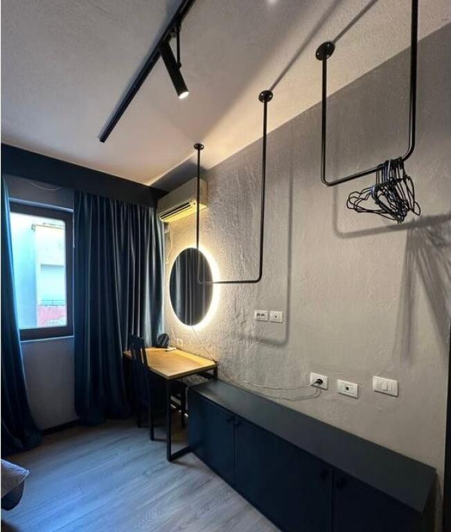 Apartament elegant 1+1 me ballkon dhe pamje panoramike – Bulevardi “Zogu i Parë”, Qendër, 650€/muaj
