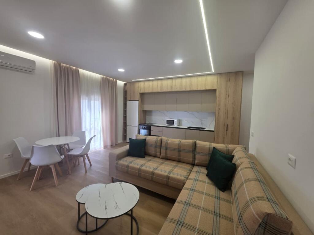 Appartamento 1+1 in vendita – Spiaggia - Iliria, DurrësAppartamento 1+1 in vendita – Spiaggia - Iliria, Durrës  📍 Posizione: Zona Spiaggia, Durrës 📐 Superficie: 60 m² 🏢 Piano: 6 (palazzo nuovo con ascensore)  Appartamento completamente arredato e completamente investito, con lavori di qualità e nuove attrezzature. Organizzazione comoda 1+1, adatta per abitazione o investimento in affitto. Buona esposizione e zona con tutte le comodità vicine.  ✅ Arredamento moderno ✅ Tutto nuovo, pronto per abitare ✅ Palazzo con ascensore ✅ Buona opportunità di investimento  📞 Per maggiori informazioni o visita alla proprietà, contattaci!