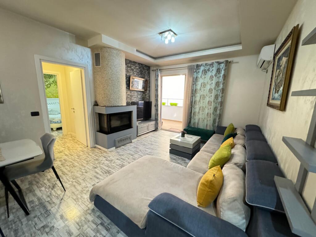 🏢 Jepet me qira apartament 2+1 📍 Astir, pranë rrethrrotullimit 🏙️ Kati i 9-të 📐 Sipërfaqe: 130 m² 💶 Çmimi: 600 € / muaj