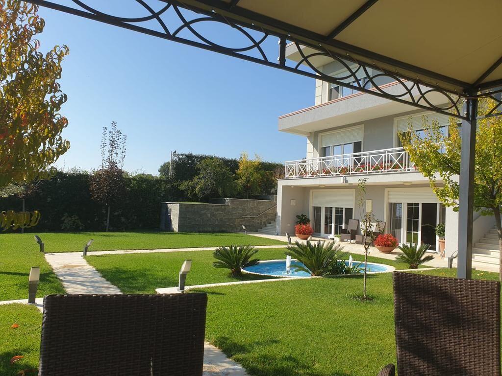 In vendita, Villa su 3 piani, Lunder, Tirana.
