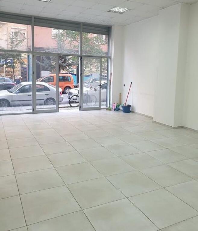 Locale Commerciale In Affitto a Misto Mame, Tirana