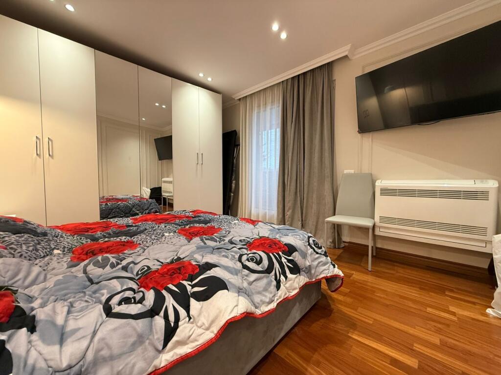 Jepet Penthouse me Qera, Ne Myslim Shur