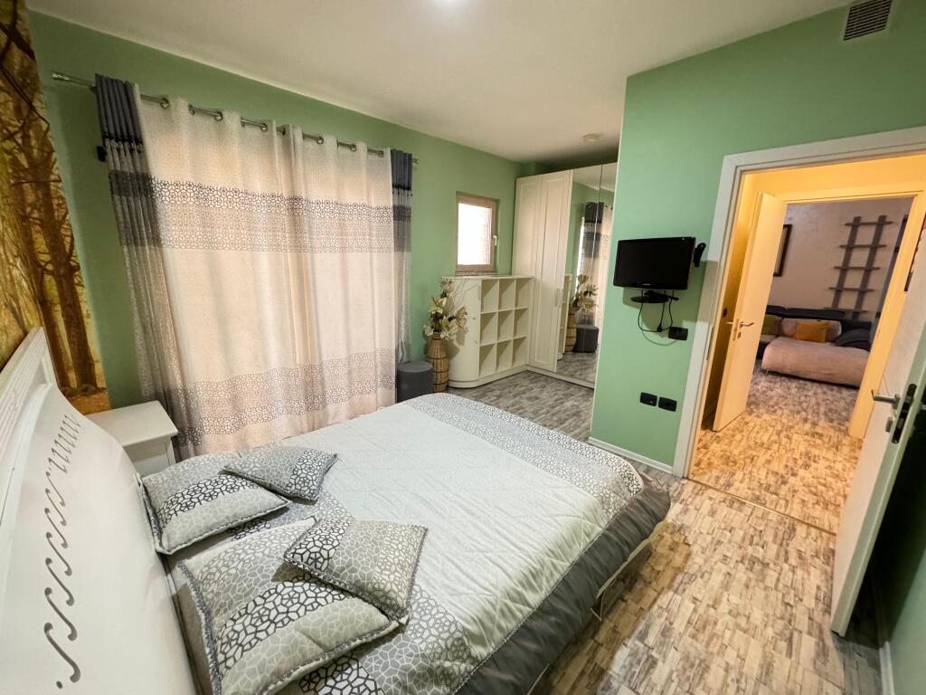 🏢 Jepet me qira apartament 2+1 📍 Astir, pranë rrethrrotullimit 🏙️ Kati i 9-të 📐 Sipërfaqe: 130 m² 💶 Çmimi: 600 € / muaj