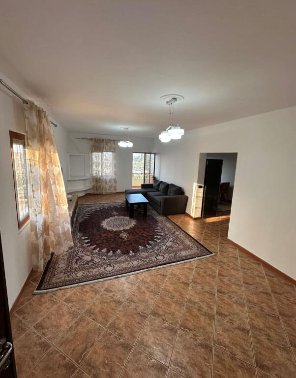 📣 QERA Apartament 2+1 Me Parking 📍 Kombinat Rruga "Fejzi Hoxha" ✨   🏠 Shtepi Private  🛋️ I Mobiluar  👉 Kuzhine Me Vete   💶 Cmimi 350 Euro