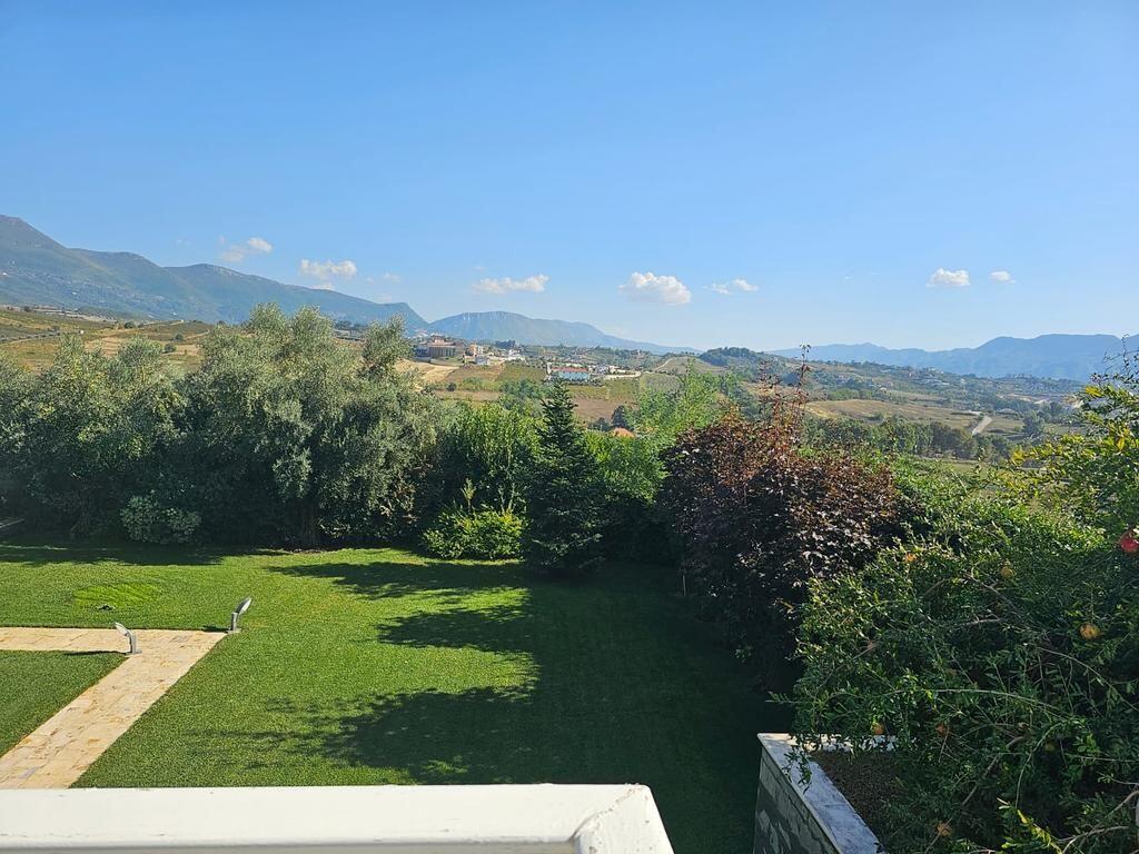 In vendita, Villa su 3 piani, Lunder, Tirana.