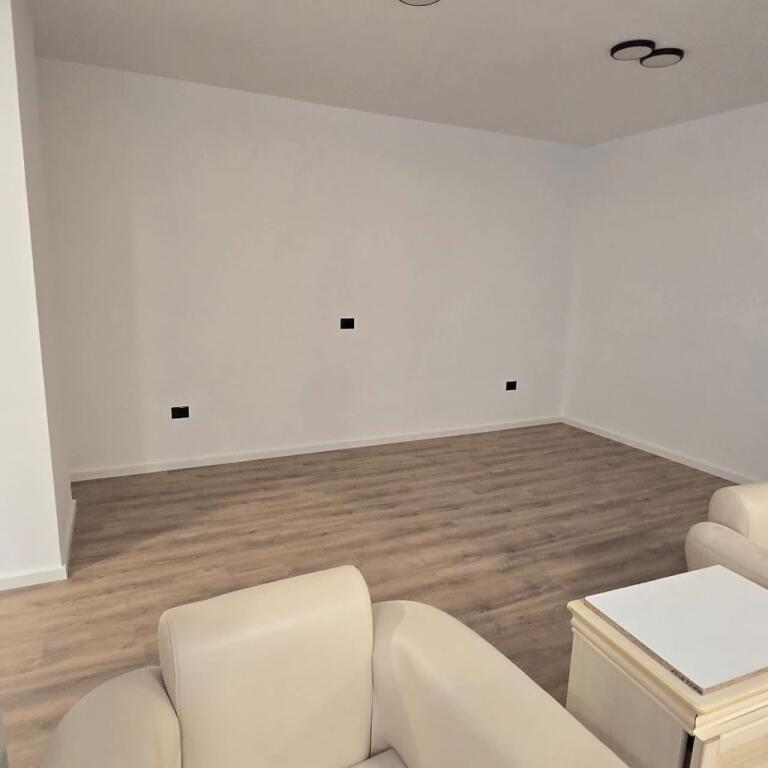 **ZYRË PREMIUM PER QERA 107M2– MYSLYM SHYRI**