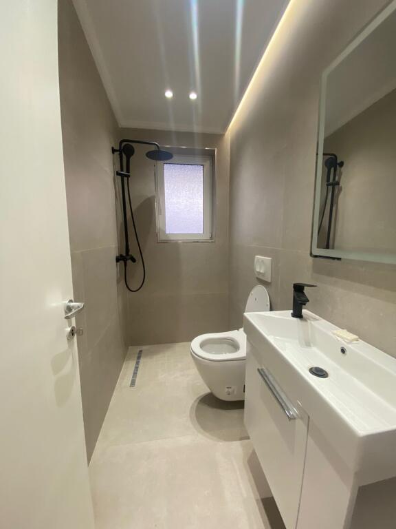 Jepet me qira Penthouse modern 2+1+2+verande+ Post Parkimi 📍Rruga e Kavajes