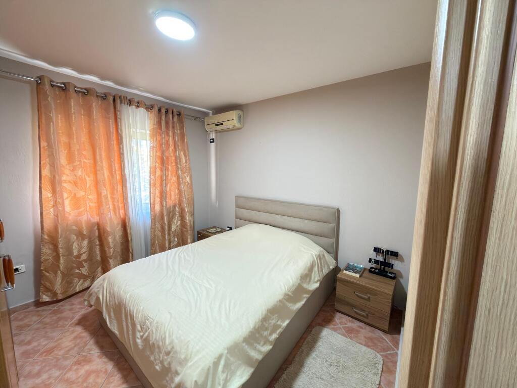 🏠 Appartamento 2+1 in affitto 📍 Adiacente alla scuola “Vasil Shanto”, Tirana 🏢 Secondo piano (senza ascensore) 💶 500 € / mese – non trattabile