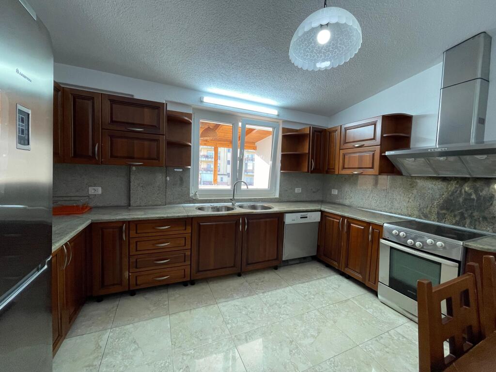 Apartament 3+1 per shitje tek Liqeni i Thate.