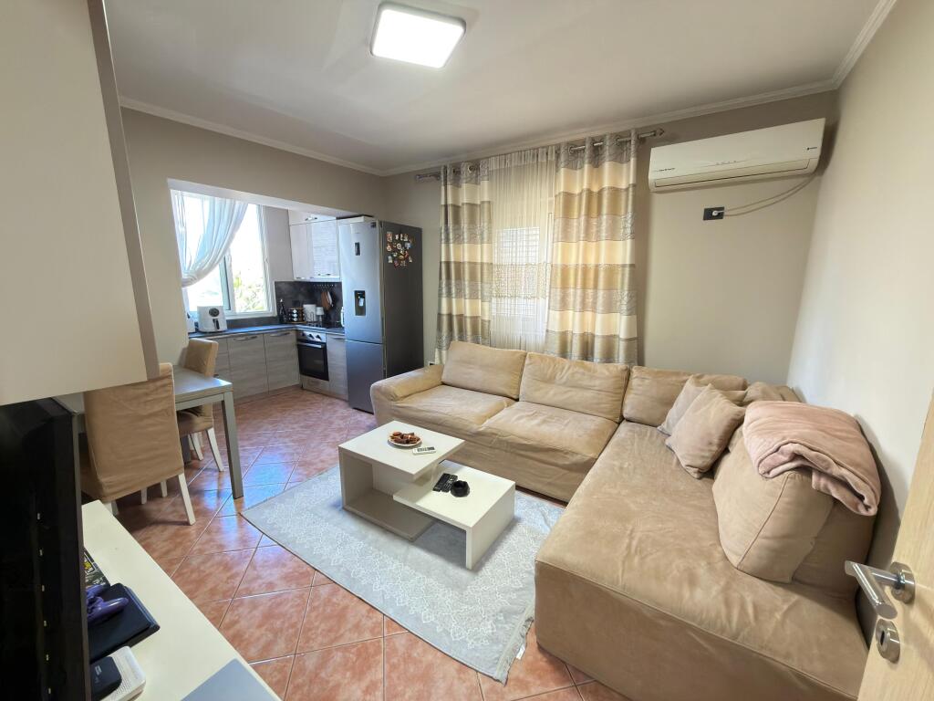 🏠 Appartamento 2+1 in affitto 📍 Adiacente alla scuola “Vasil Shanto”, Tirana 🏢 Secondo piano (senza ascensore) 💶 500 € / mese – non trattabile