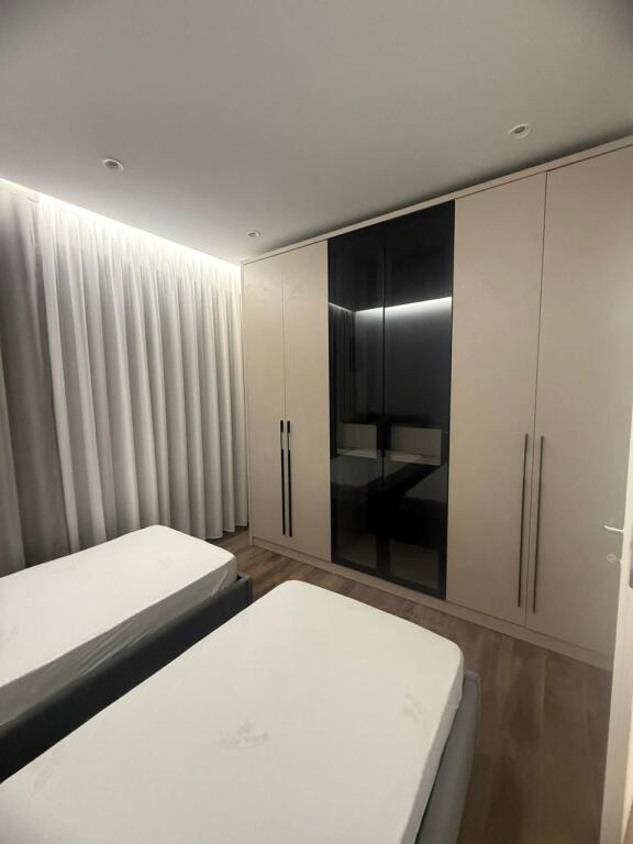 Jepet me qera Apartament 2+1  Adresa : Jordan Misja  Kati 3  E mobiluar  1 post parkimi  Cmimi : 800€