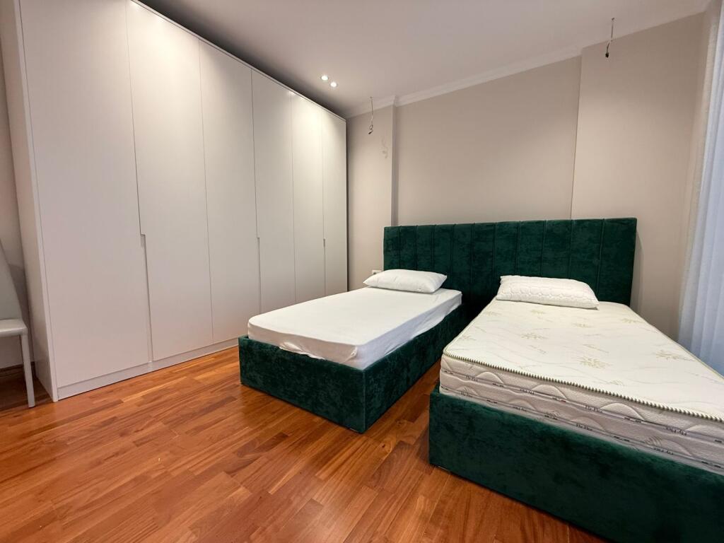 Jepet Penthouse me Qera, Ne Myslim Shur