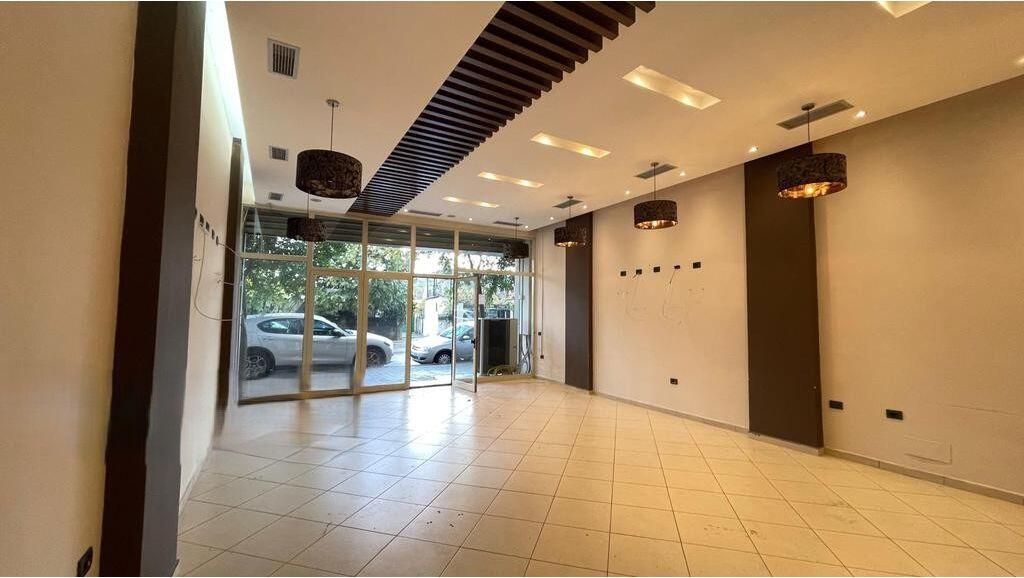 Affittasi negozio presso i Palazzi Çabej! 500 € /Mese