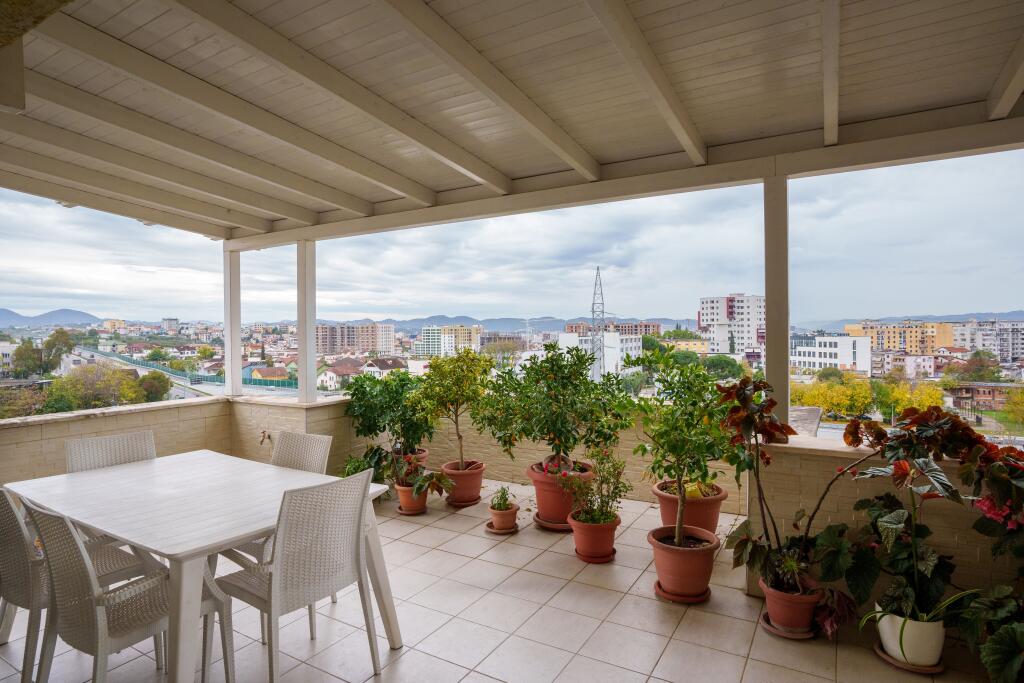 ATTICO IN VENDITA a Fresku – Via Shefqet Kuka, 6º Piano, Superficie Totale: 275 m²