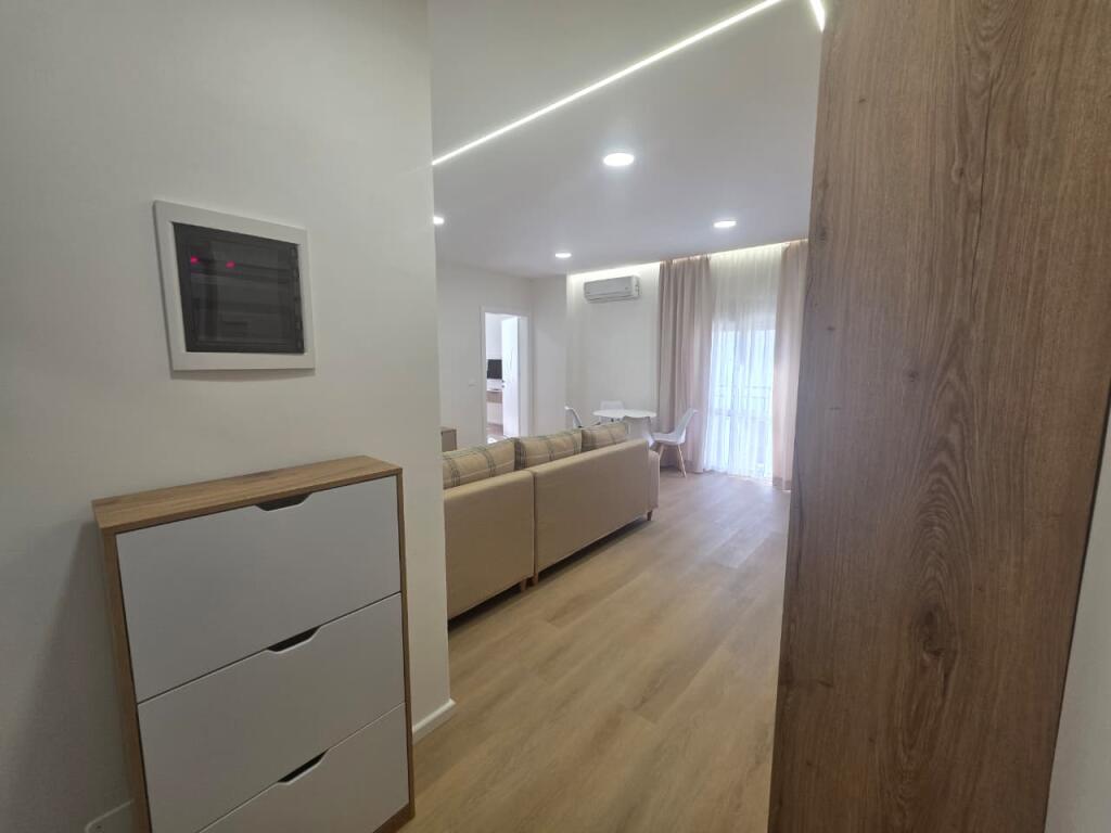 Appartamento 1+1 in vendita – Spiaggia - Iliria, DurrësAppartamento 1+1 in vendita – Spiaggia - Iliria, Durrës  📍 Posizione: Zona Spiaggia, Durrës 📐 Superficie: 60 m² 🏢 Piano: 6 (palazzo nuovo con ascensore)  Appartamento completamente arredato e completamente investito, con lavori di qualità e nuove attrezzature. Organizzazione comoda 1+1, adatta per abitazione o investimento in affitto. Buona esposizione e zona con tutte le comodità vicine.  ✅ Arredamento moderno ✅ Tutto nuovo, pronto per abitare ✅ Palazzo con ascensore ✅ Buona opportunità di investimento  📞 Per maggiori informazioni o visita alla proprietà, contattaci!