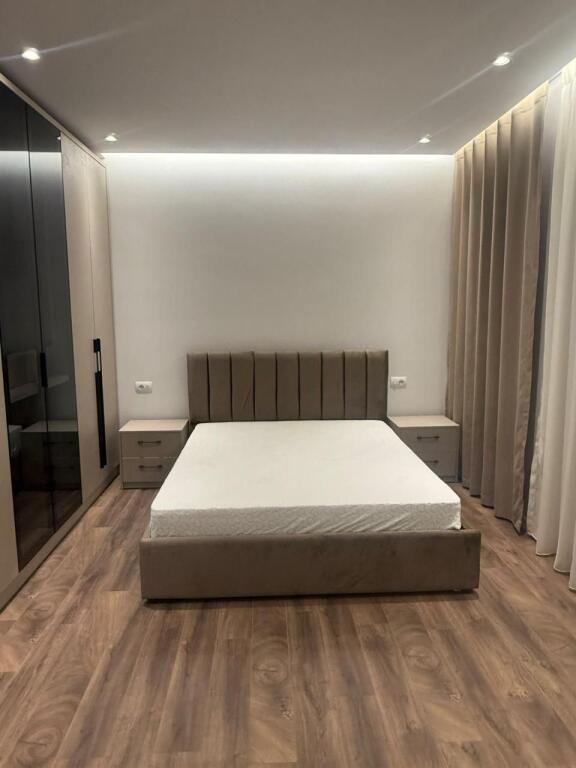 Jepet me qera Apartament 2+1  Adresa : Jordan Misja  Kati 3  E mobiluar  1 post parkimi  Cmimi : 800€