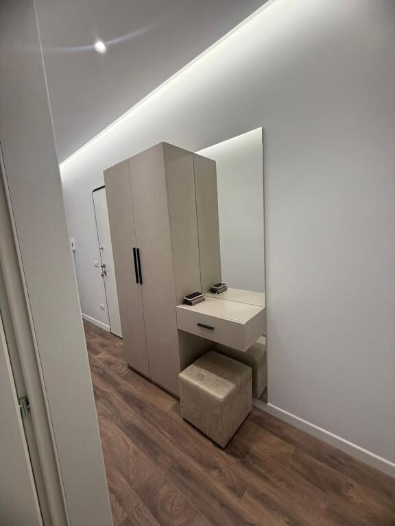 Jepet me qera Apartament 2+1  Adresa : Jordan Misja  Kati 3  E mobiluar  1 post parkimi  Cmimi : 800€