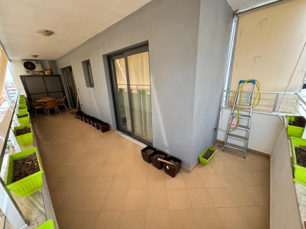🏢 Jepet me qira apartament 2+1 📍 Astir, pranë rrethrrotullimit 🏙️ Kati i 9-të 📐 Sipërfaqe: 130 m² 💶 Çmimi: 600 € / muaj