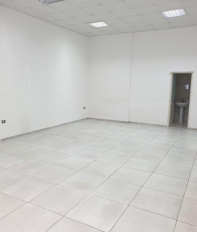 Locale Commerciale In Affitto a Misto Mame, Tirana