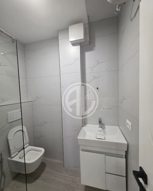 Appartamento 1+1 in vendita – Spiaggia - Iliria, DurrësAppartamento 1+1 in vendita – Spiaggia - Iliria, Durrës  📍 Posizione: Zona Spiaggia, Durrës 📐 Superficie: 60 m² 🏢 Piano: 6 (palazzo nuovo con ascensore)  Appartamento completamente arredato e completamente investito, con lavori di qualità e nuove attrezzature. Organizzazione comoda 1+1, adatta per abitazione o investimento in affitto. Buona esposizione e zona con tutte le comodità vicine.  ✅ Arredamento moderno ✅ Tutto nuovo, pronto per abitare ✅ Palazzo con ascensore ✅ Buona opportunità di investimento  📞 Per maggiori informazioni o visita alla proprietà, contattaci!