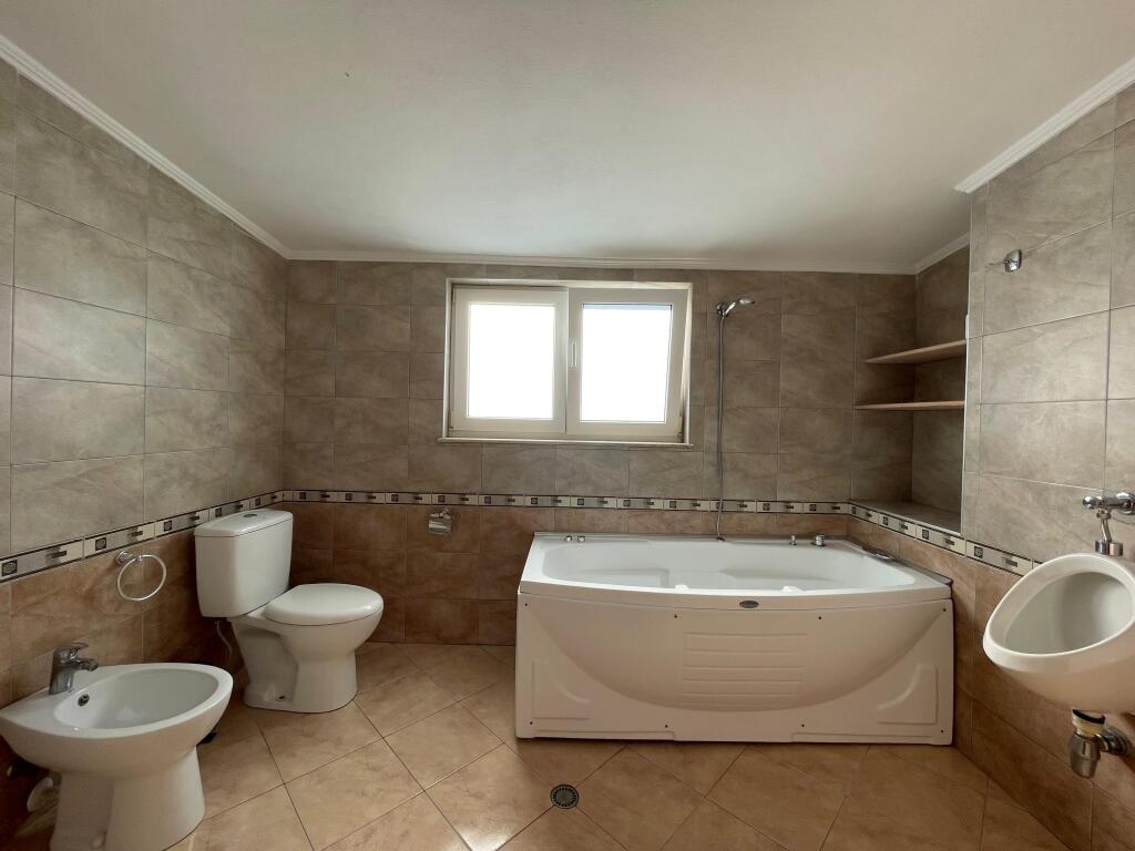 Apartament 3+1 per shitje tek Liqeni i Thate.