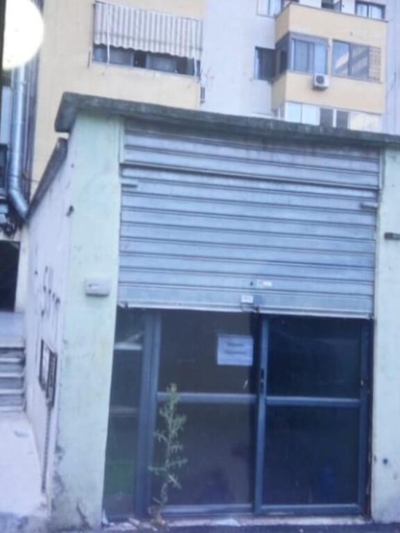 Negozio in vendita vicino alla strada vicino alla Scuola di Balletto