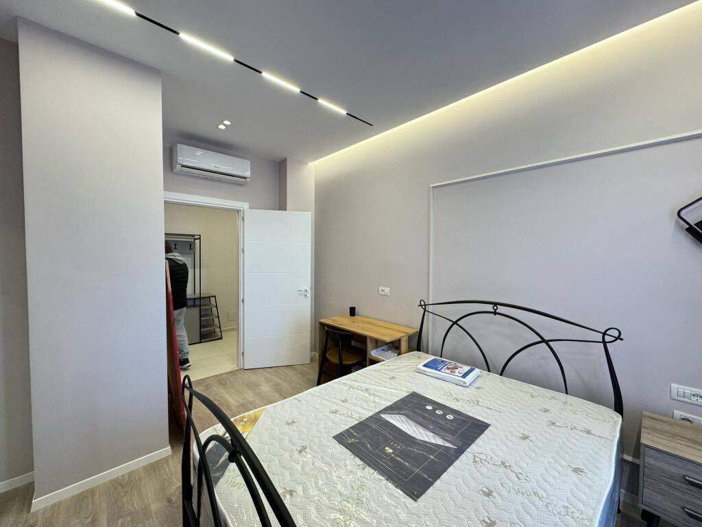 Jepet me Qira Super Apartament 2+1+2 – Kompleksi IBN, Ish-Fusha e Aviacionit  📍 Vendndodhja: Ish-Fusha e Aviacionit, Kompleksi IBN 🏢 Kati: 2 (pallat i ri, ndërtim 2024, me ashensor) 📐 Tipologjia: 2 dhoma gjumi + sallon + 2 tualete 🚗 Post parkimi me kosto ekstra: 70€/muaj 🛋️ Apartamenti është i sapo arreduar me punime cilësore 💶 Çmimi qirasë: 750€/muaj   📞 Për më shumë informacion ose për një vizitë, kontaktoni në