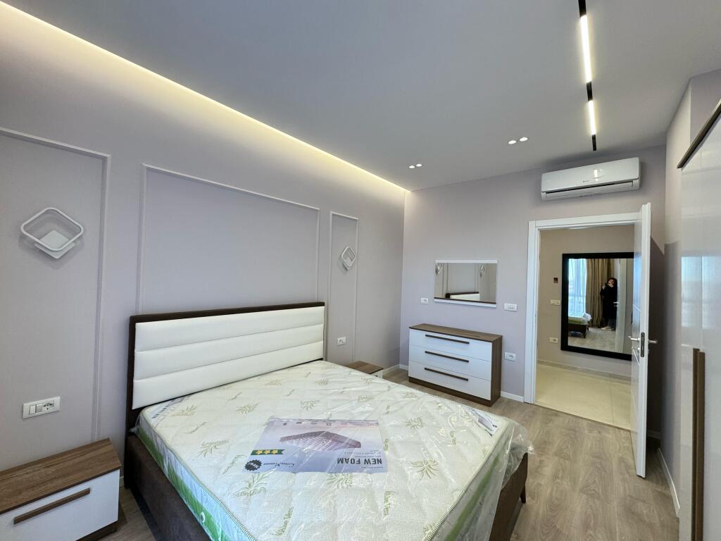 Jepet me Qira Super Apartament 2+1+2 – Kompleksi IBN, Ish-Fusha e Aviacionit  📍 Vendndodhja: Ish-Fusha e Aviacionit, Kompleksi IBN 🏢 Kati: 2 (pallat i ri, ndërtim 2024, me ashensor) 📐 Tipologjia: 2 dhoma gjumi + sallon + 2 tualete 🚗 Post parkimi me kosto ekstra: 70€/muaj 🛋️ Apartamenti është i sapo arreduar me punime cilësore 💶 Çmimi qirasë: 750€/muaj   📞 Për më shumë informacion ose për një vizitë, kontaktoni në