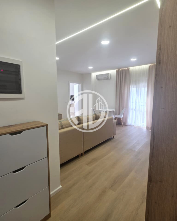 Appartamento 1+1 in vendita – Spiaggia - Iliria, DurrësAppartamento 1+1 in vendita – Spiaggia - Iliria, Durrës  📍 Posizione: Zona Spiaggia, Durrës 📐 Superficie: 60 m² 🏢 Piano: 6 (palazzo nuovo con ascensore)  Appartamento completamente arredato e completamente investito, con lavori di qualità e nuove attrezzature. Organizzazione comoda 1+1, adatta per abitazione o investimento in affitto. Buona esposizione e zona con tutte le comodità vicine.  ✅ Arredamento moderno ✅ Tutto nuovo, pronto per abitare ✅ Palazzo con ascensore ✅ Buona opportunità di investimento  📞 Per maggiori informazioni o visita alla proprietà, contattaci!