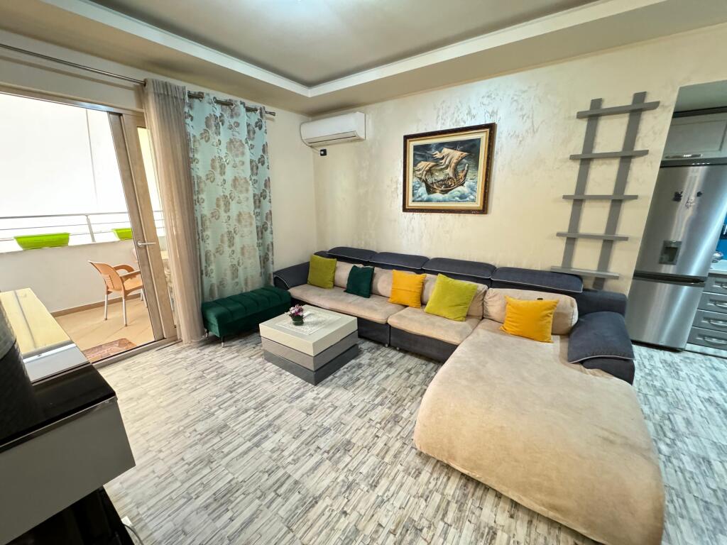 🏢 Jepet me qira apartament 2+1 📍 Astir, pranë rrethrrotullimit 🏙️ Kati i 9-të 📐 Sipërfaqe: 130 m² 💶 Çmimi: 600 € / muaj