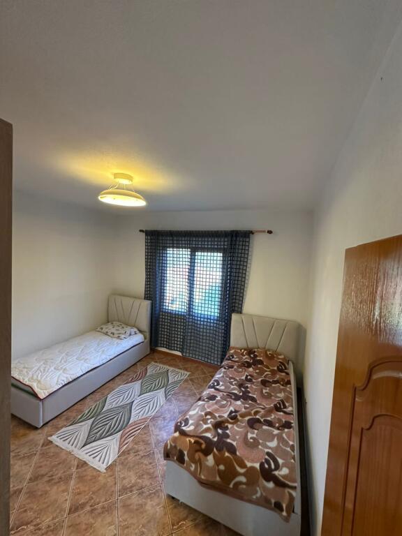 📣 QERA Apartament 2+1 Me Parking 📍 Kombinat Rruga "Fejzi Hoxha" ✨   🏠 Shtepi Private  🛋️ I Mobiluar  👉 Kuzhine Me Vete   💶 Cmimi 350 Euro