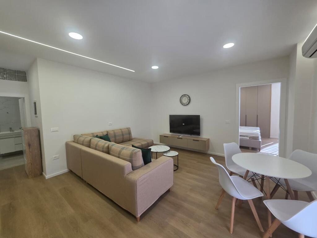 Appartamento 1+1 in vendita – Spiaggia - Iliria, DurrësAppartamento 1+1 in vendita – Spiaggia - Iliria, Durrës  📍 Posizione: Zona Spiaggia, Durrës 📐 Superficie: 60 m² 🏢 Piano: 6 (palazzo nuovo con ascensore)  Appartamento completamente arredato e completamente investito, con lavori di qualità e nuove attrezzature. Organizzazione comoda 1+1, adatta per abitazione o investimento in affitto. Buona esposizione e zona con tutte le comodità vicine.  ✅ Arredamento moderno ✅ Tutto nuovo, pronto per abitare ✅ Palazzo con ascensore ✅ Buona opportunità di investimento  📞 Per maggiori informazioni o visita alla proprietà, contattaci!