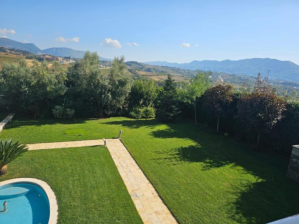 In vendita, Villa su 3 piani, Lunder, Tirana.