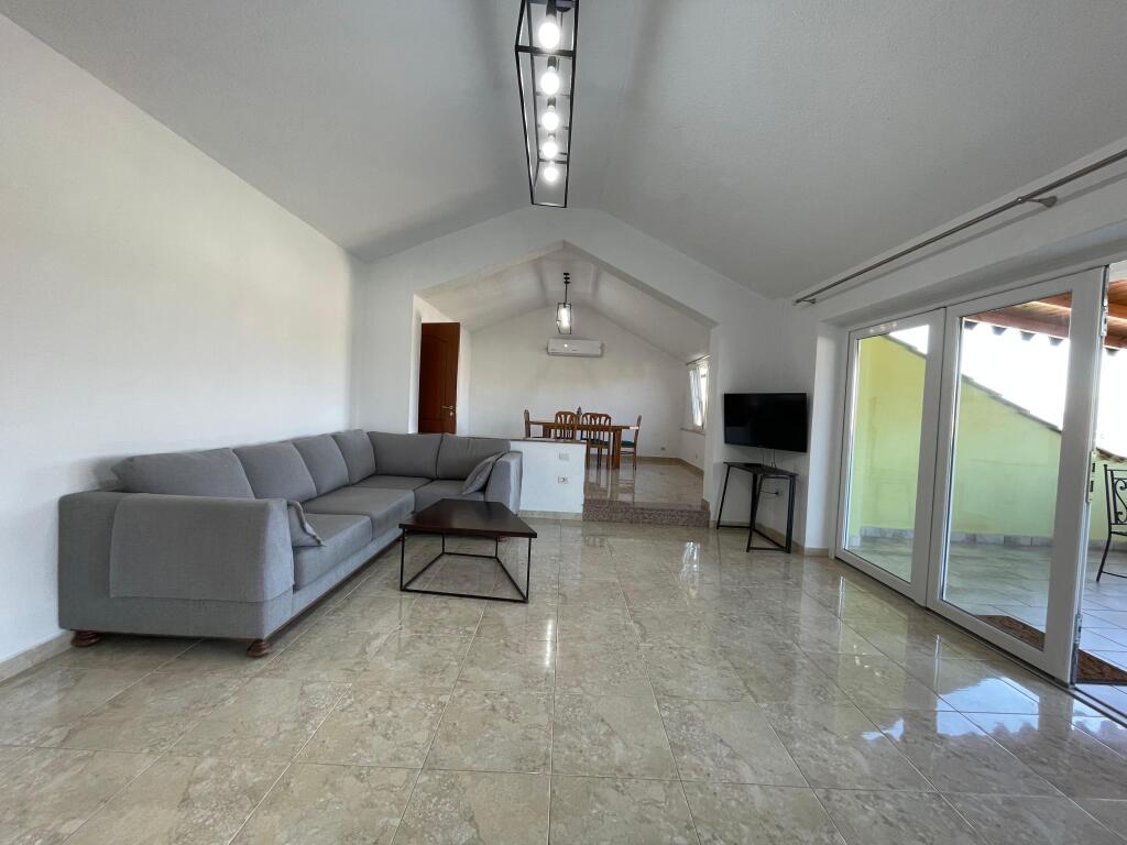 Apartament 3+1 per shitje tek Liqeni i Thate.
