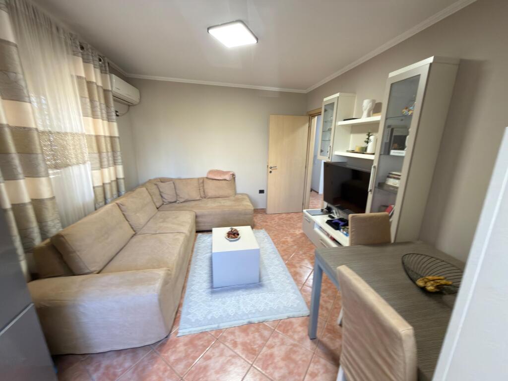 🏠 Appartamento 2+1 in affitto 📍 Adiacente alla scuola “Vasil Shanto”, Tirana 🏢 Secondo piano (senza ascensore) 💶 500 € / mese – non trattabile