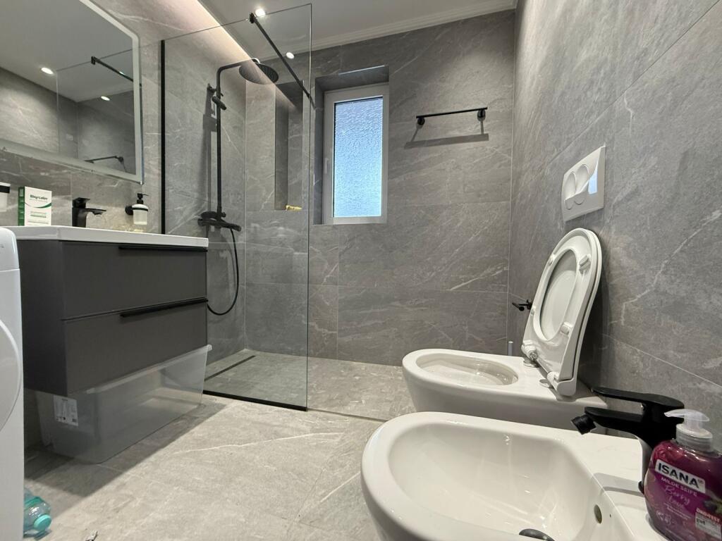 Jepet Penthouse me Qera, Ne Myslim Shur