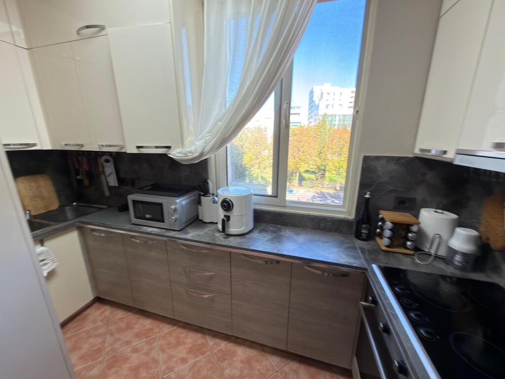 🏠 Appartamento 2+1 in affitto 📍 Adiacente alla scuola “Vasil Shanto”, Tirana 🏢 Secondo piano (senza ascensore) 💶 500 € / mese – non trattabile