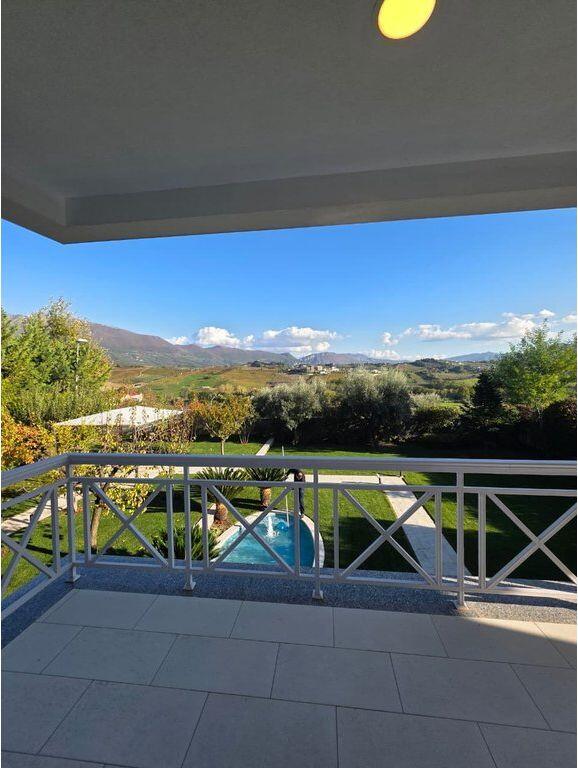 In vendita, Villa su 3 piani, Lunder, Tirana.