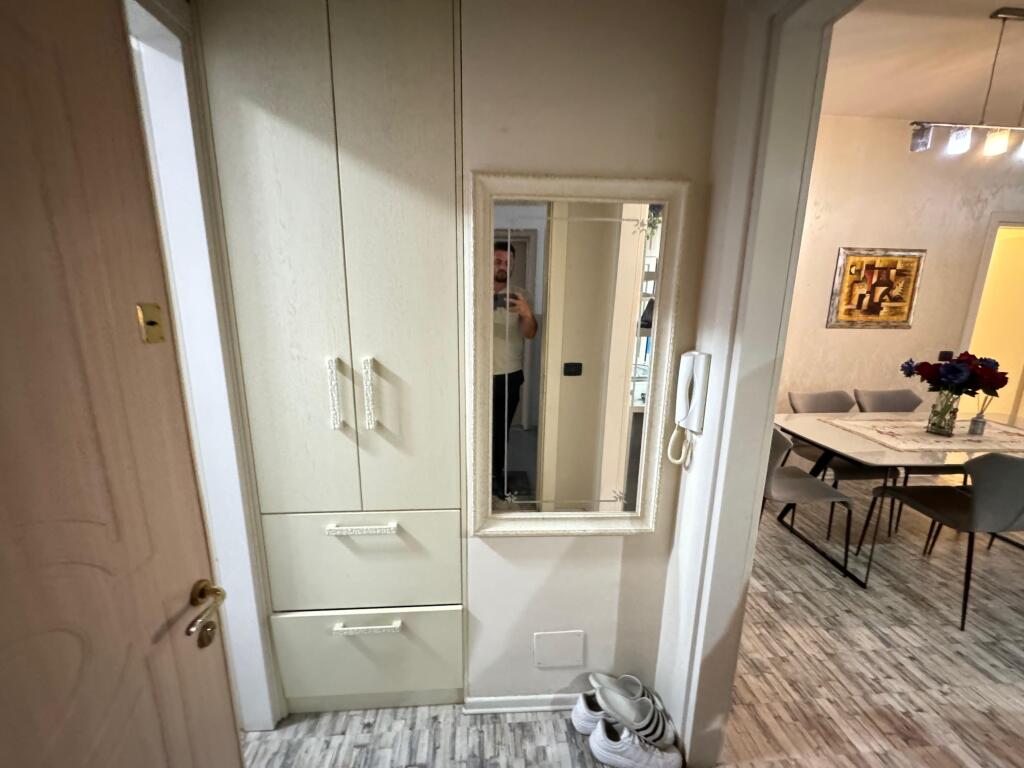 🏢 Jepet me qira apartament 2+1 📍 Astir, pranë rrethrrotullimit 🏙️ Kati i 9-të 📐 Sipërfaqe: 130 m² 💶 Çmimi: 600 € / muaj