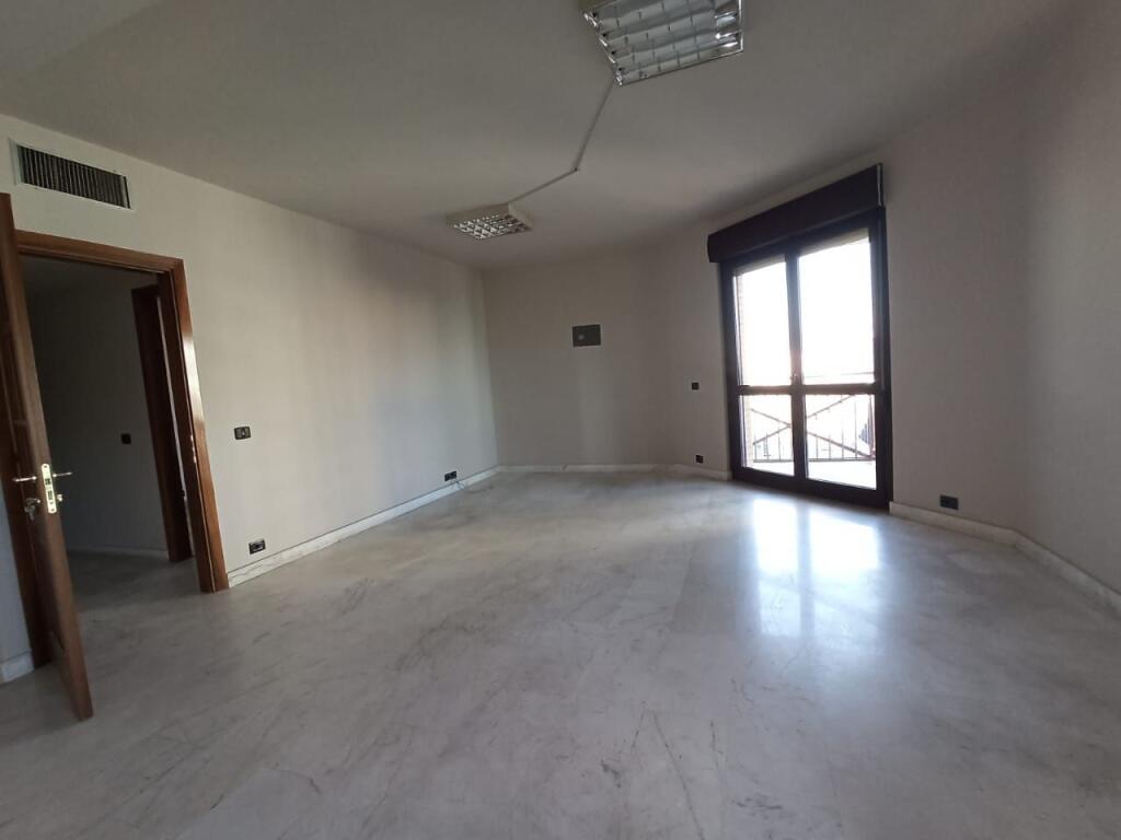 🏢 Zyrë me Qira – Qendër, Tiranë