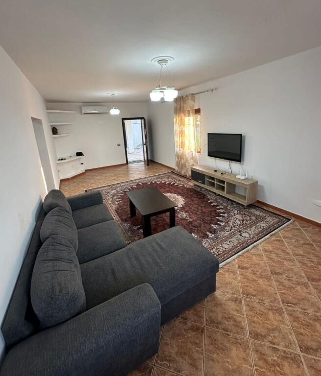 📣 QERA Apartament 2+1 Me Parking 📍 Kombinat Rruga "Fejzi Hoxha" ✨   🏠 Shtepi Private  🛋️ I Mobiluar  👉 Kuzhine Me Vete   💶 Cmimi 350 Euro