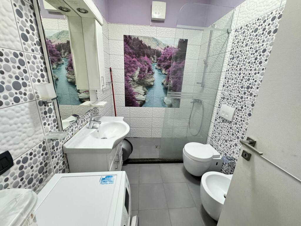 🏢 Jepet me qira apartament 2+1 📍 Astir, pranë rrethrrotullimit 🏙️ Kati i 9-të 📐 Sipërfaqe: 130 m² 💶 Çmimi: 600 € / muaj