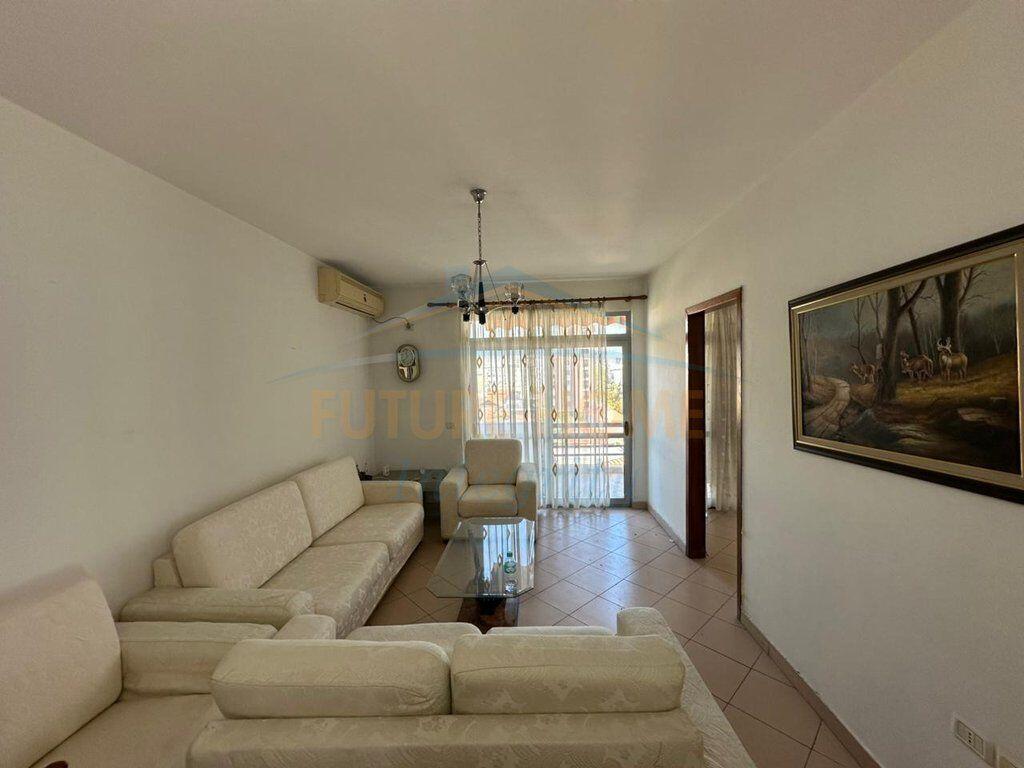 Shitet, Apartament 2+1+2, Pazari i Ri, Tiranë.